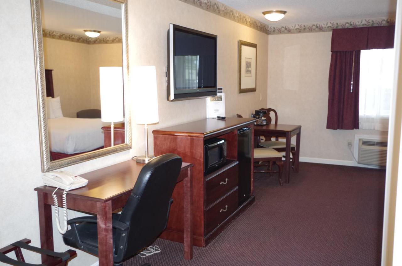 Shiretown Inn & Suites Houlton Bagian luar foto