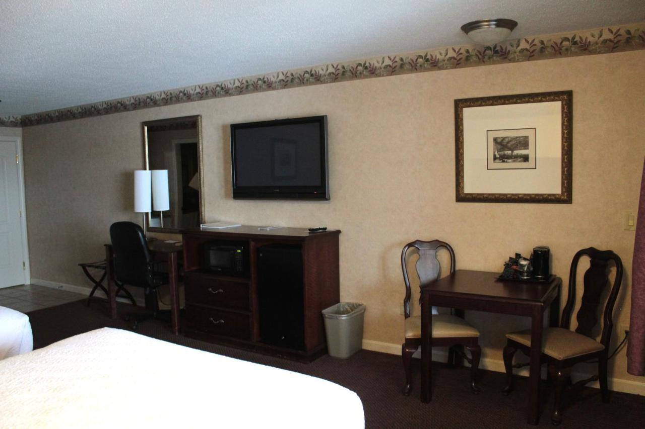 Shiretown Inn & Suites Houlton Bagian luar foto