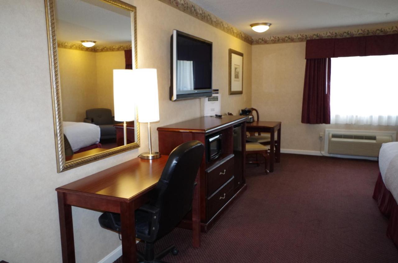 Shiretown Inn & Suites Houlton Bagian luar foto